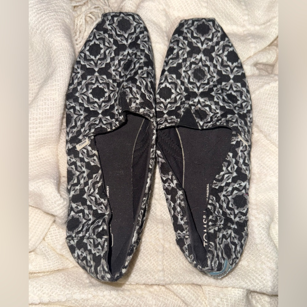 TOMS Women's Black and White Geometric Flats